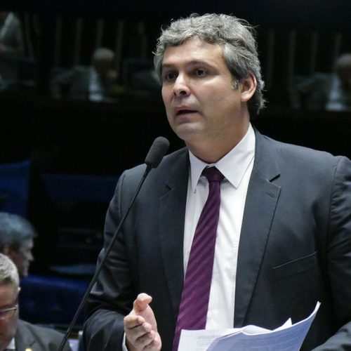 Lindbergh Farias aciona PGR e dispara ataques contra Flávio Bolsonaro