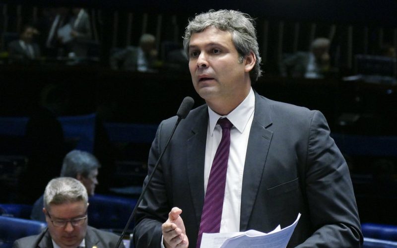 Lindbergh Farias aciona PGR e dispara ataques contra Flávio Bolsonaro