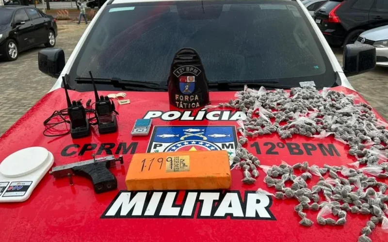 Após tentar fugir, homem acaba preso com drogas e arma no Tabuleiro