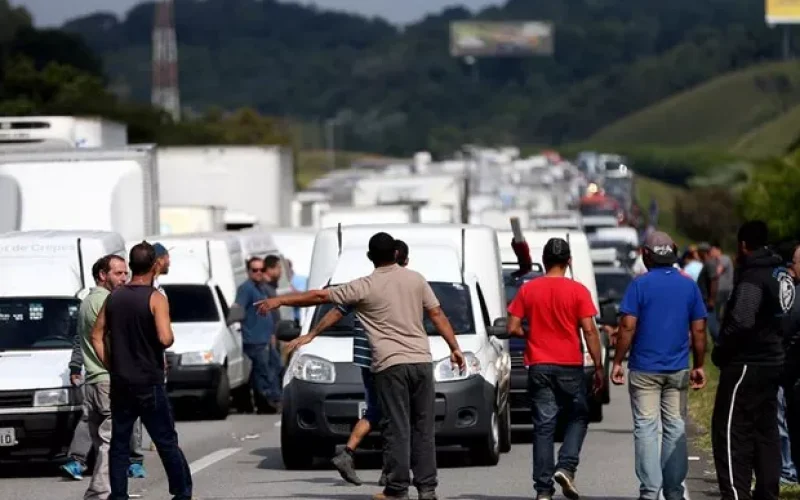 Caminhoneiros ameaçam nova greve após operação da PF contra Bolsonaro