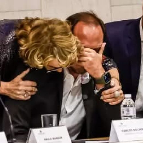 Carlos Bolsonaro chora ao receber homenagem e medalha de Honra ao Mérito Legislativo