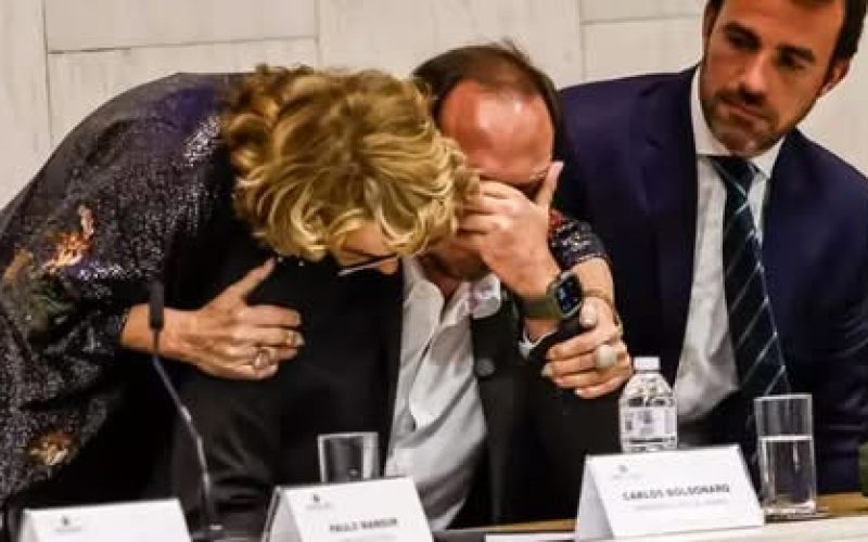 Carlos Bolsonaro chora ao receber homenagem e medalha de Honra ao Mérito Legislativo