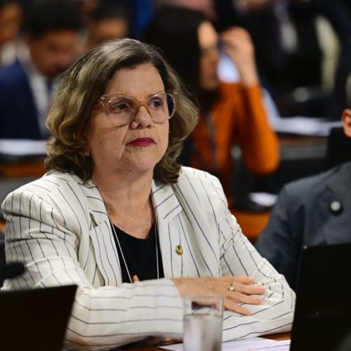 Senadora do PT sofre queda no plenário e deixa Senado em cadeira de rodas