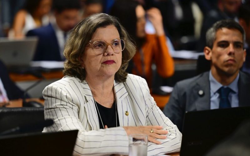 Senadora do PT sofre queda no plenário e deixa Senado em cadeira de rodas