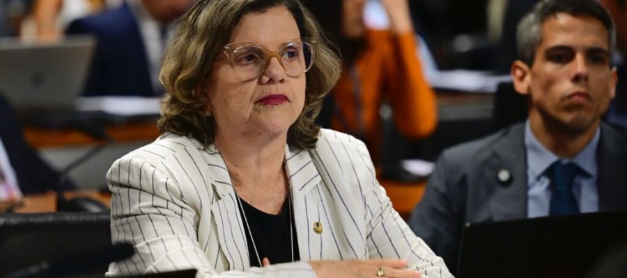 Senadora do PT sofre queda no plenário e deixa Senado em cadeira de rodas
