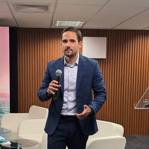 Acusaram o comunismo, mas eles que fecharam igrejas, dispara Cauê Castro.