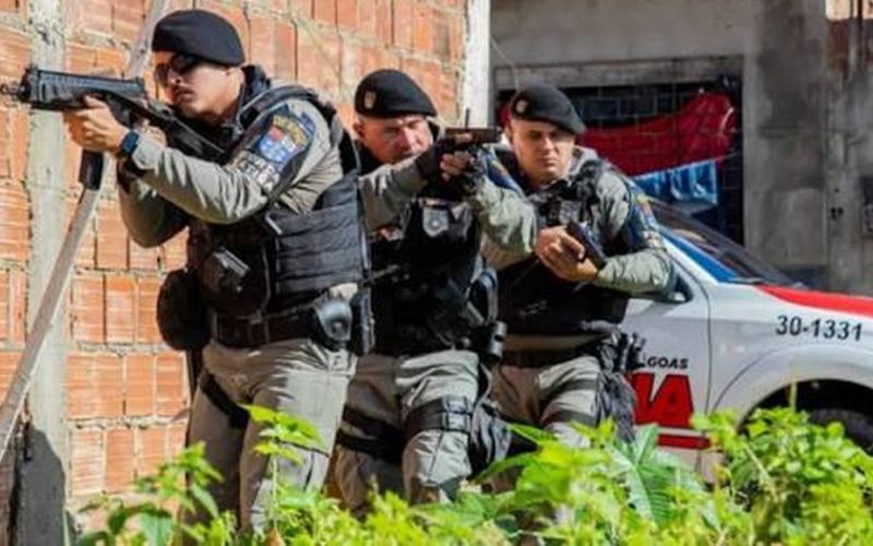 Troca de tiros na Ufal termina com suspeito preso e apreensão de arma e drogas