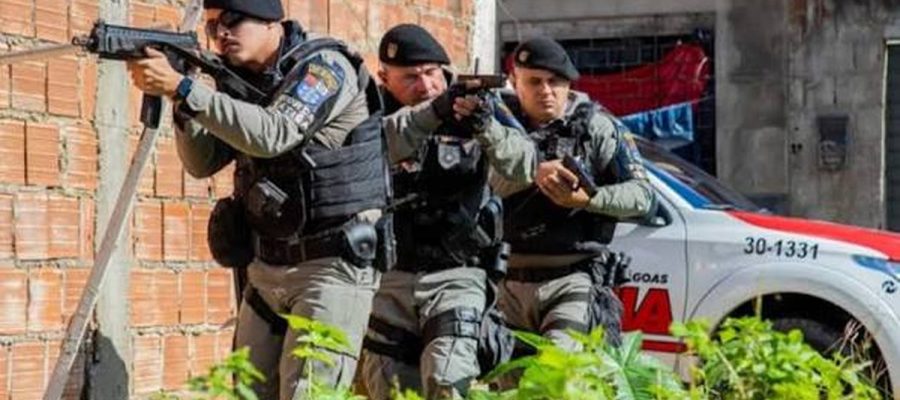 Troca de tiros na Ufal termina com suspeito preso e apreensão de arma e drogas