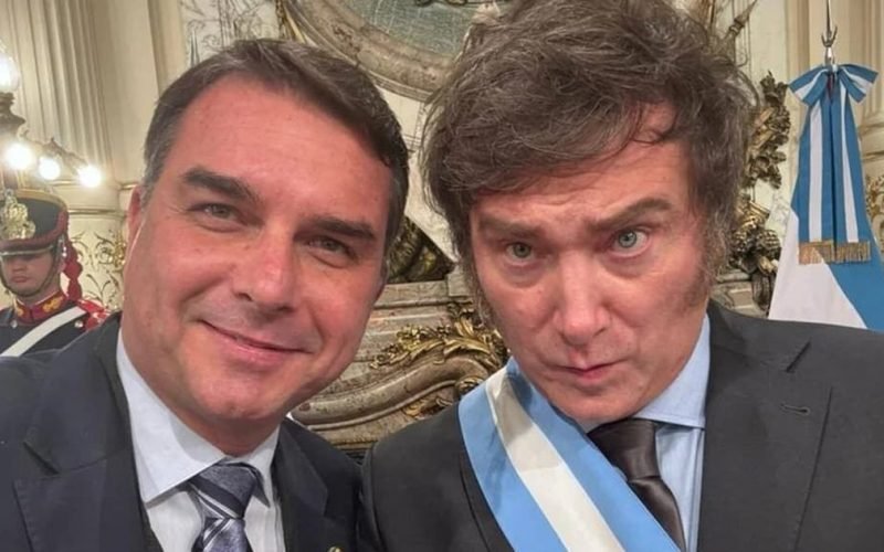 Flávio Bolsonaro divulga encontro com Milei e fala em “combater o terrorismo juntos”
