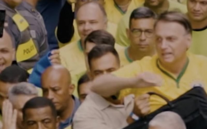 Flávio Bolsonaro comenta um ano de restrição a Jair Bolsonaro nas redes: “ A luta continua”