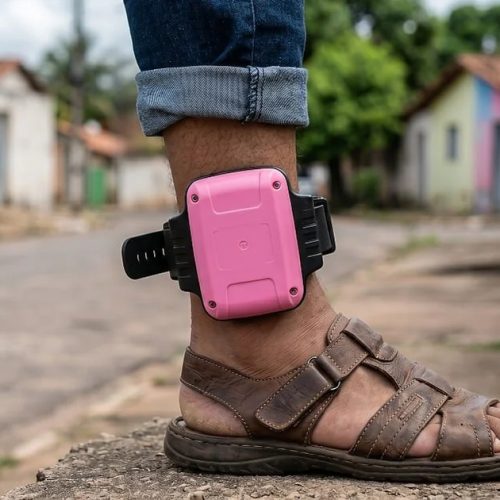 Projeto quer identificar agressores com tornozeleira rosa e divide opiniões no Congresso