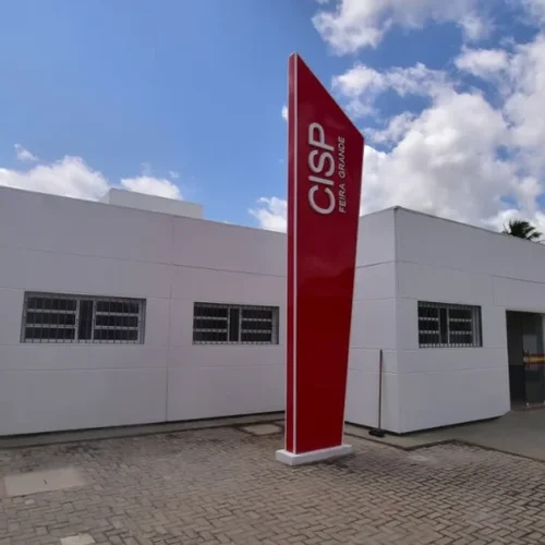 Homem acusa esposa de roubar ovos, agride companheira e obriga filha a comer lama em Feira Grande