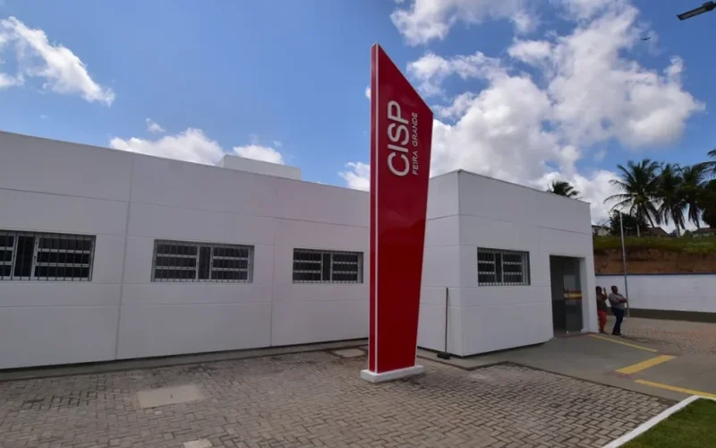 Homem acusa esposa de roubar ovos, agride companheira e obriga filha a comer lama em Feira Grande