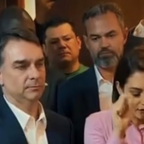 Michelle e Flávio Bolsonaro realizam oração durante encontro do PL com pré- candidatos ao Senado