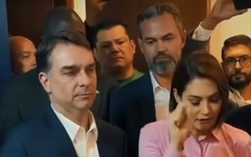 Michelle e Flávio Bolsonaro realizam oração durante encontro do PL com pré- candidatos ao Senado