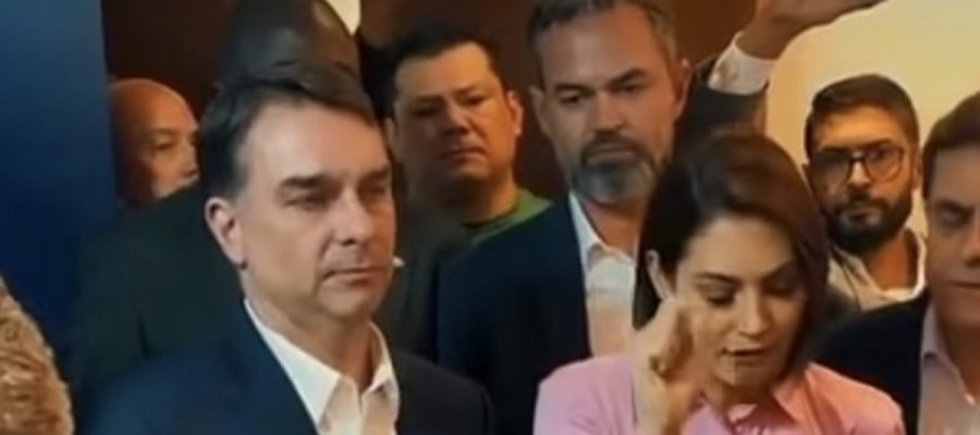 Michelle e Flávio Bolsonaro realizam oração durante encontro do PL com pré- candidatos ao Senado