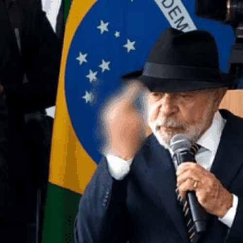 Lula faz gesto obsceno ao criticar desigualdade em último evento antes das restrições eleitorais