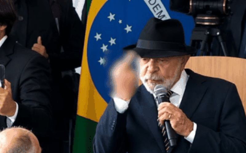 Lula faz gesto obsceno ao criticar desigualdade em último evento antes das restrições eleitorais