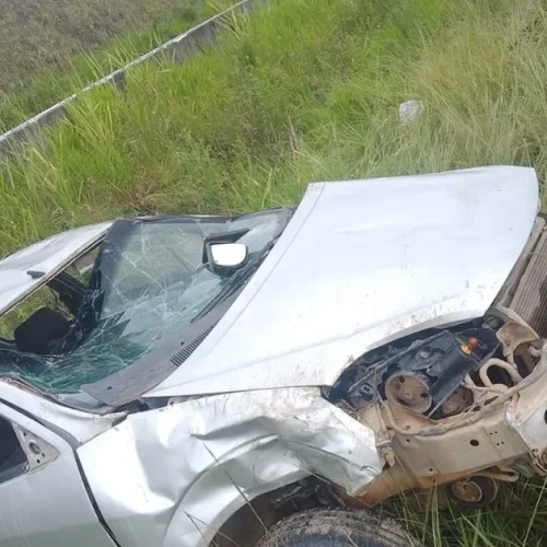 Duas pessoas ficam feridas após capotamento de carro em Joaquim Gomes