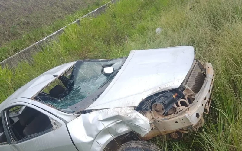 Duas pessoas ficam feridas após capotamento de carro em Joaquim Gomes