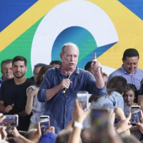 Ciro confunde gesto de apoiador com apologia ao CV em evento: ‘Prende ele’