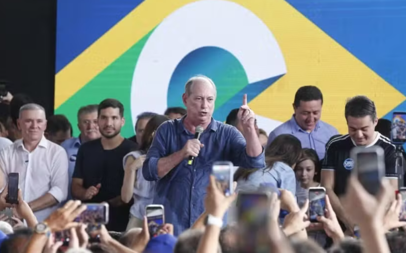 Ciro confunde gesto de apoiador com apologia ao CV em evento: ‘Prende ele’