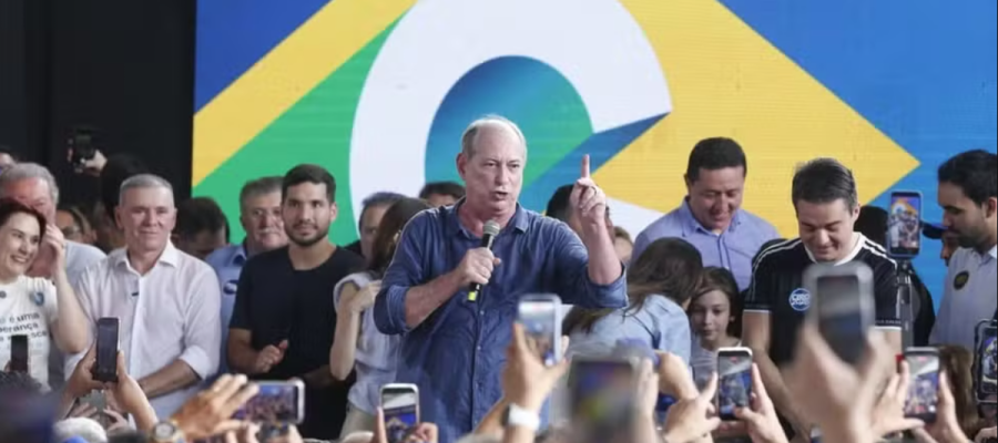 Ciro confunde gesto de apoiador com apologia ao CV em evento: ‘Prende ele’
