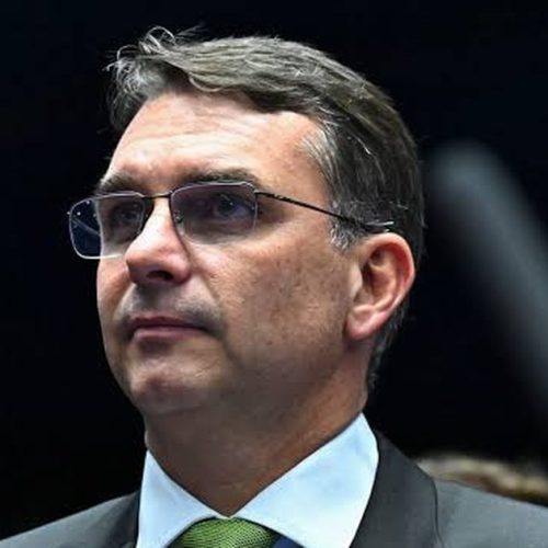 Vídeo: Flávio Bolsonaro aparece dançando momentos antes da convenção de candidatura
