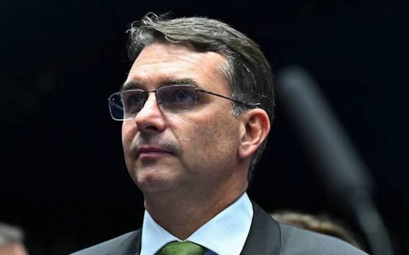 Vídeo: Flávio Bolsonaro aparece dançando momentos antes da convenção de candidatura