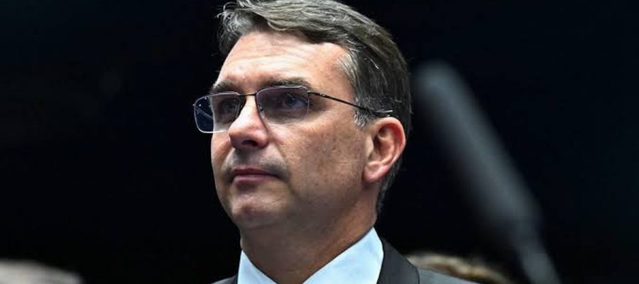 Vídeo: Flávio Bolsonaro aparece dançando momentos antes da convenção de candidatura
