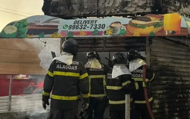 Incêndio de grandes proporções destrói banca no Centro de Arapiraca, no agreste de Alagoas