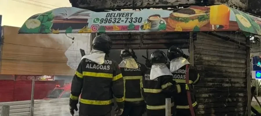Incêndio de grandes proporções destrói banca no Centro de Arapiraca, no agreste de Alagoas
