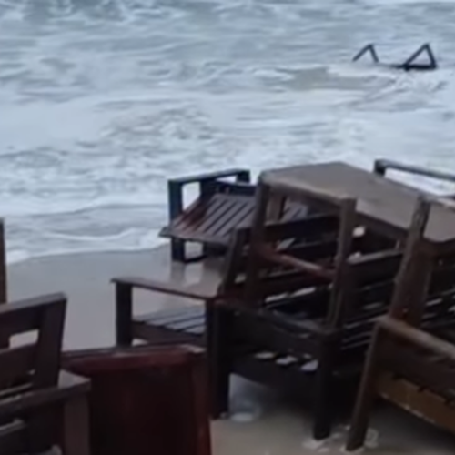 Veja como ficou a praia do Frânces após forte maré na madrugada desta quinta-feira
