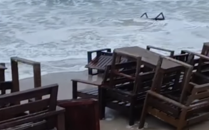 Veja como ficou a praia do Frânces após forte maré na madrugada desta quinta-feira