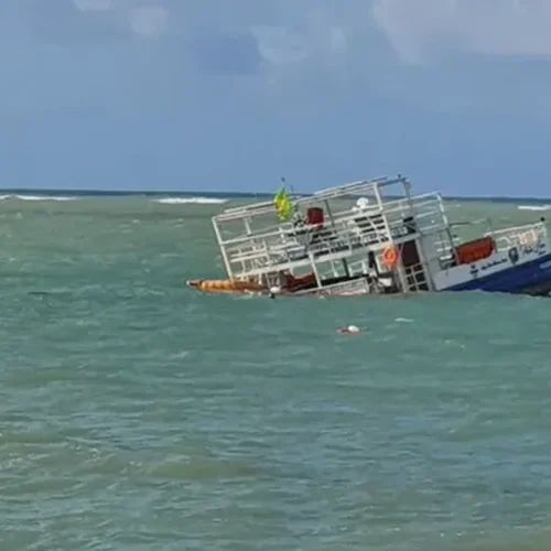 Catamarã estava atracado e não realizava passeios quando afundou, diz empresa dona da embarcação