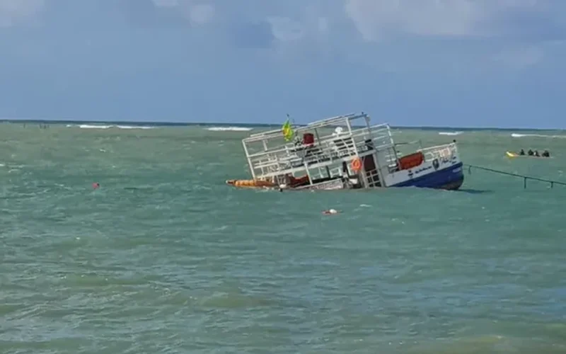 Catamarã estava atracado e não realizava passeios quando afundou, diz empresa dona da embarcação