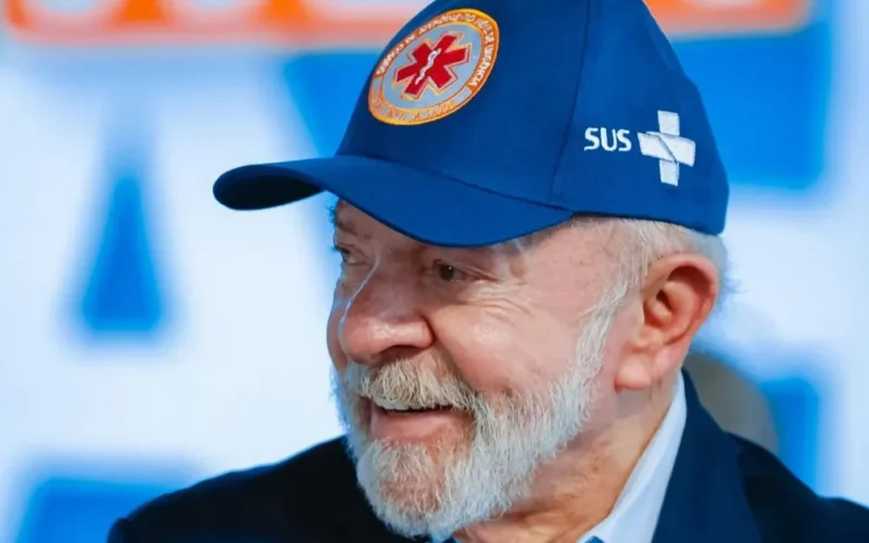 Lula assina medida que torna exame obrigatório para exercício da medicina