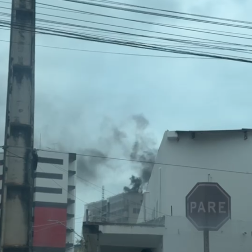 Fumaça em prédio em construção assusta moradores na Jatiúca