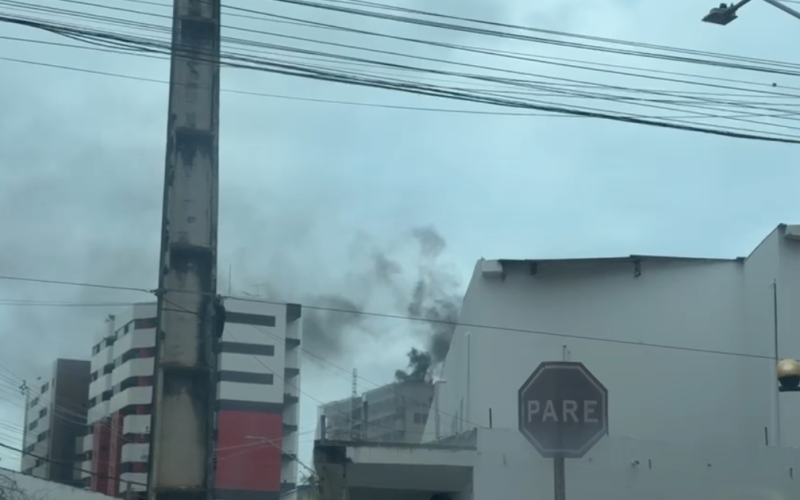 Fumaça em prédio em construção assusta moradores na Jatiúca