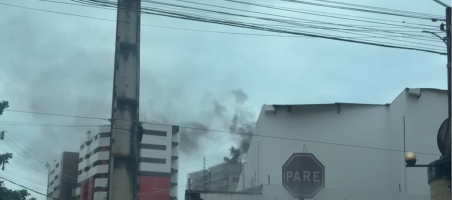 Fumaça em prédio em construção assusta moradores na Jatiúca