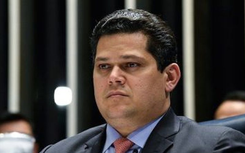 Alcolumbre prevê reunião para definir tramitação da PEC da escala 6×1 no Senado