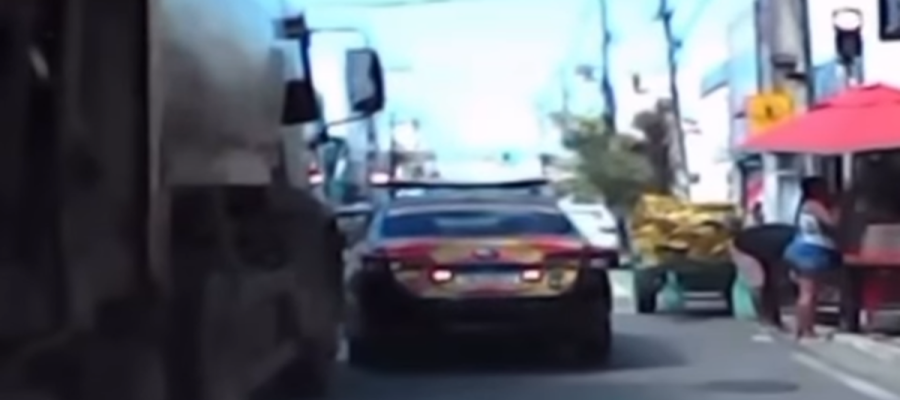Viatura do DMTT e caminhão se envolvem em colisão em Maceió