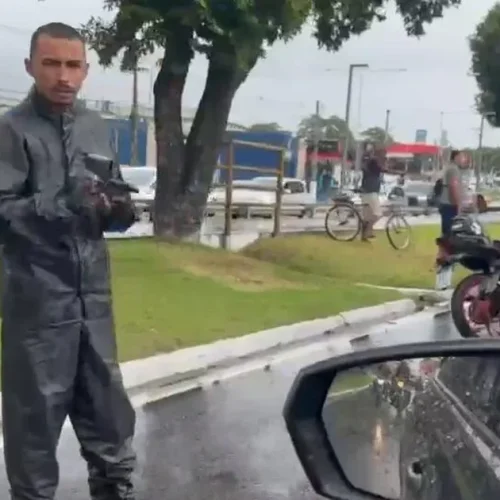 Motociclista sofre queda após ser fechado por veículo na Durval de Góes Monteiro