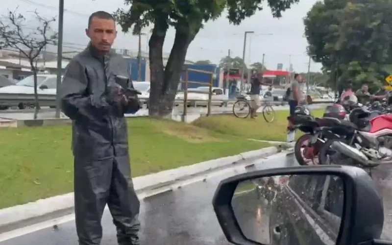 Motociclista sofre queda após ser fechado por veículo na Durval de Góes Monteiro