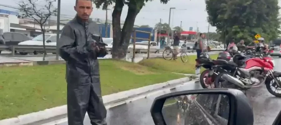 Motociclista sofre queda após ser fechado por veículo na Durval de Góes Monteiro