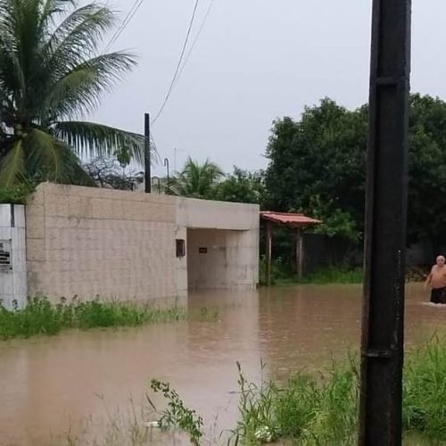 Chuva forte provoca alagamentos na Praia do Francês, em Marechal Deodoro