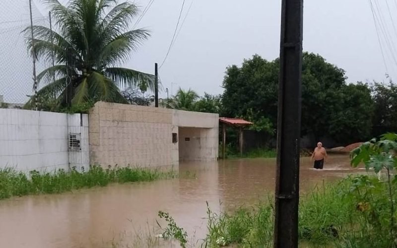 Chuva forte provoca alagamentos na Praia do Francês, em Marechal Deodoro