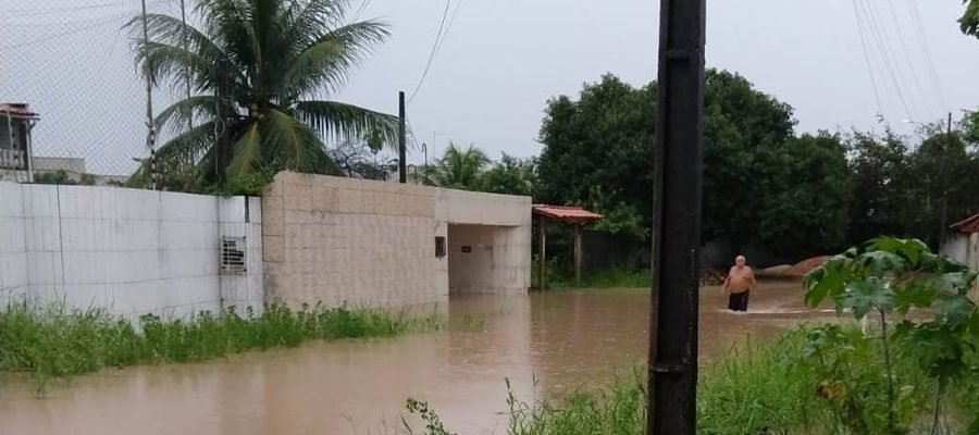 Chuva forte provoca alagamentos na Praia do Francês, em Marechal Deodoro