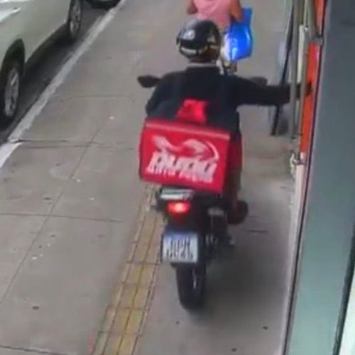 Falso entregador sobe na calçada com moto e rouba celular de mulher na porta de loja