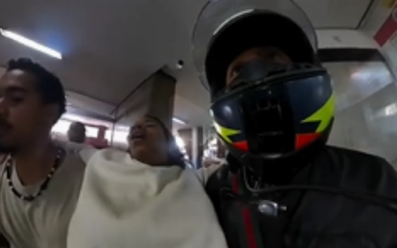 Ato de solidariedade: Motociclistas abrem caminho no trânsito para socorrer mulher